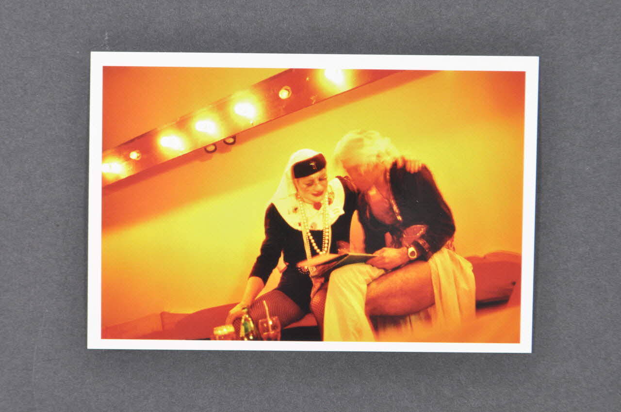 Soeurs de la Perpétuelle Indulgence - San Francisco ; Olivier Touron carte postale "Soeur  Adrénaline" (en conversation) France 2001 2002.92.35  Photo Mucem