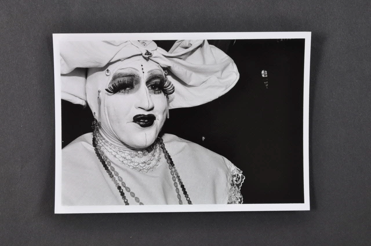 Soeurs de la Perpétuelle Indulgence - San Francisco ; Marie-Laure Costa carte postale portrait de Soeur de la perpétuelle indulgence France 1993 2002.92.36.11 Photo Mucem