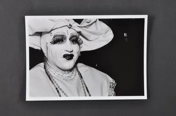 Soeurs de la Perpétuelle Indulgence - San Francisco ; Marie-Laure Costa carte postale portrait de Soeur de la perpétuelle indulgence France 1993 2002.92.36.11  Photo Mucem