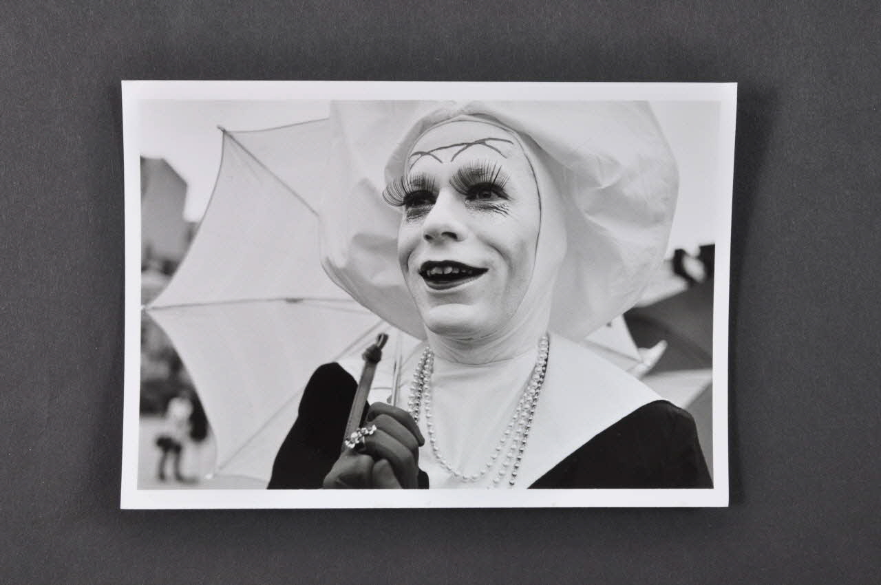 Soeurs de la Perpétuelle Indulgence - San Francisco ; Marie-Laure Costa carte postale portrait de Soeur de la perpétuelle indulgence France 1993 2002.92.36.12 Photo Mucem