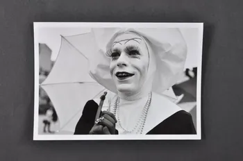 Soeurs de la Perpétuelle Indulgence - San Francisco ; Marie-Laure Costa carte postale portrait de Soeur de la perpétuelle indulgence France 1993 2002.92.36.12  Photo Mucem
