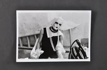 Soeurs de la Perpétuelle Indulgence - San Francisco ; Marie-Laure Costa carte postale portrait de Soeur de la perpétuelle indulgence France 1993 2002.92.36.2  Photo Mucem