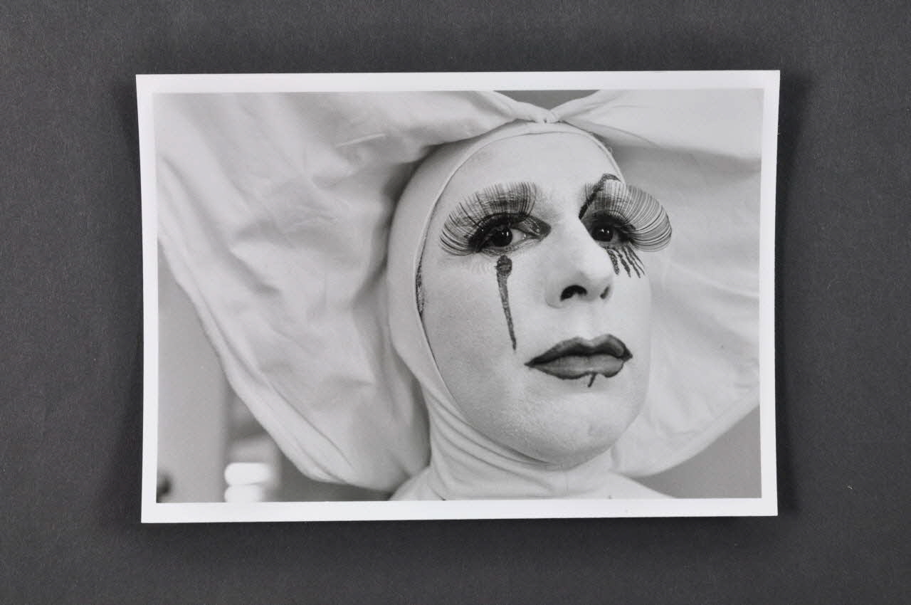 Soeurs de la Perpétuelle Indulgence - San Francisco ; Marie-Laure Costa carte postale portrait de Soeur de la perpétuelle indulgence France 1993 2002.92.36.3 Photo Mucem