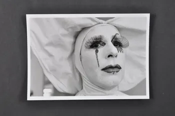 Soeurs de la Perpétuelle Indulgence - San Francisco ; Marie-Laure Costa carte postale portrait de Soeur de la perpétuelle indulgence France 1993 2002.92.36.3  Photo Mucem