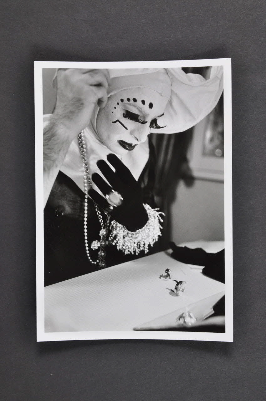 Soeurs de la Perpétuelle Indulgence - San Francisco ; Marie-Laure Costa carte postale portrait de Soeur de la perpétuelle indulgence (scène de maquillage) France 1993 2002.92.36.4 Photo Mucem