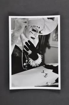 Soeurs de la Perpétuelle Indulgence - San Francisco ; Marie-Laure Costa carte postale portrait de Soeur de la perpétuelle indulgence (scène de maquillage) France 1993 2002.92.36.4  Photo Mucem