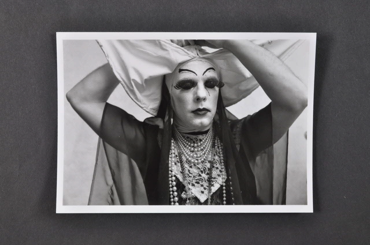 Soeurs de la Perpétuelle Indulgence - San Francisco ; Marie-Laure Costa carte postale portrait de Soeur de la perpétuelle indulgence France 1993 2002.92.36.5 Photo Mucem