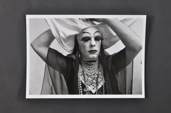 Soeurs de la Perpétuelle Indulgence - San Francisco ; Marie-Laure Costa carte postale portrait de Soeur de la perpétuelle indulgence France 1993 2002.92.36.5  Photo Mucem