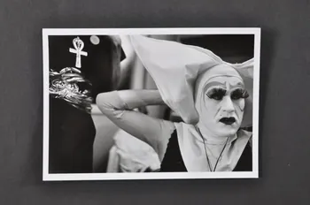 Soeurs de la Perpétuelle Indulgence - San Francisco ; Marie-Laure Costa carte postale portrait de Soeur de la perpétuelle indulgence France 1993 2002.92.36.6  Photo Mucem