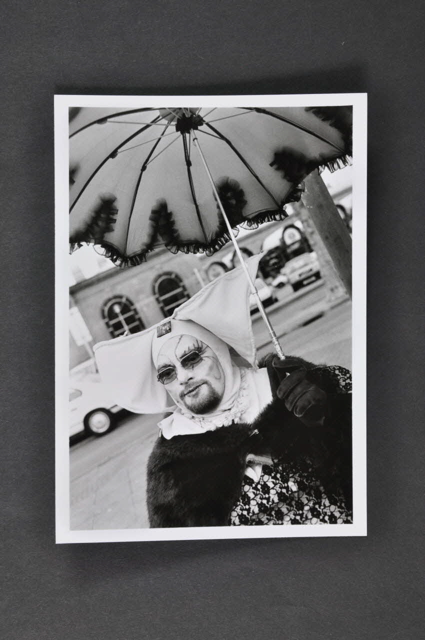 Soeurs de la Perpétuelle Indulgence - San Francisco ; Marie-Laure Costa carte postale portrait de Soeur de la perpétuelle indulgence France 1993 2002.92.36.7 Photo Mucem