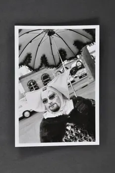 Soeurs de la Perpétuelle Indulgence - San Francisco ; Marie-Laure Costa carte postale portrait de Soeur de la perpétuelle indulgence France 1993 2002.92.36.7  Photo Mucem