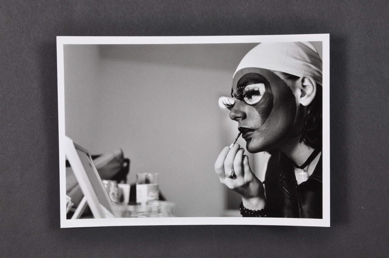 Soeurs de la Perpétuelle Indulgence - San Francisco ; Marie-Laure Costa carte postale portrait de Soeur de la perpétuelle indulgence (scène de maquillage) France 1993 2002.92.36.8 Photo Mucem