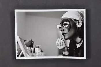 Soeurs de la Perpétuelle Indulgence - San Francisco ; Marie-Laure Costa carte postale portrait de Soeur de la perpétuelle indulgence (scène de maquillage) France 1993 2002.92.36.8  Photo Mucem