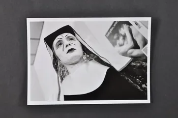 Soeurs de la Perpétuelle Indulgence - San Francisco ; Marie-Laure Costa carte postale Soeur de la perpétuelle indulgence dans une tournée de prévention France 1993 2002.92.36.9  Photo Mucem