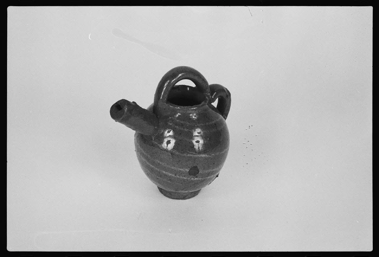 photographie Sifflet en forme de cruche. Terre vernissée. 1930 Ph.1983.1.11 Photo