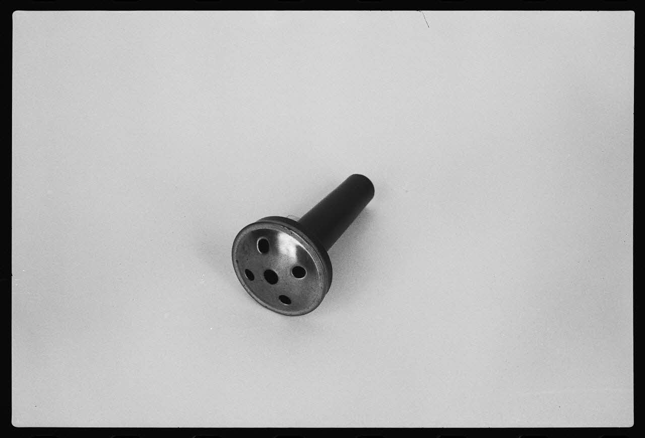 photographie Appeau à Vanneau en plastique et métal. 1979 Ph.1983.1.15 Photo