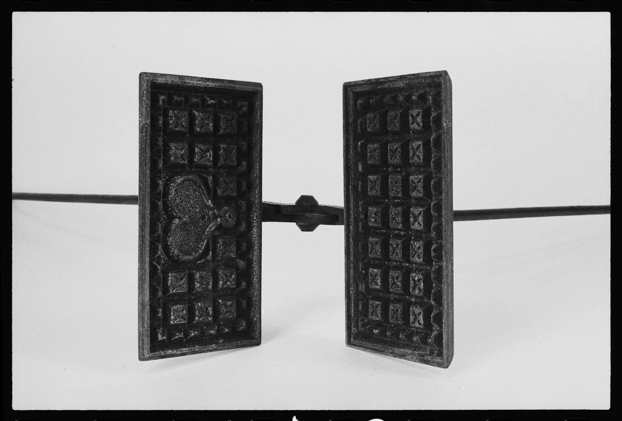 photographie Gaufrier en fer forgé à décor de cœur et d'étoiles Ph.1983.1.212 Photo