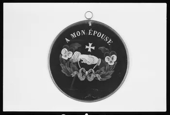 photographie Commémoration du défunt. Fixé sous verre. 19è siècle Ph.1983.1.281 Photo
