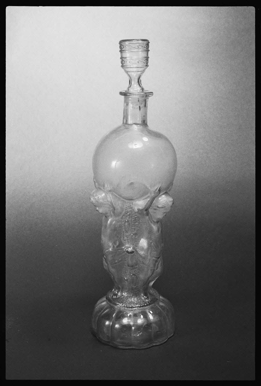 photographie Bouteille en verre moulé avec bouchon Ph.1983.1.331 Photo