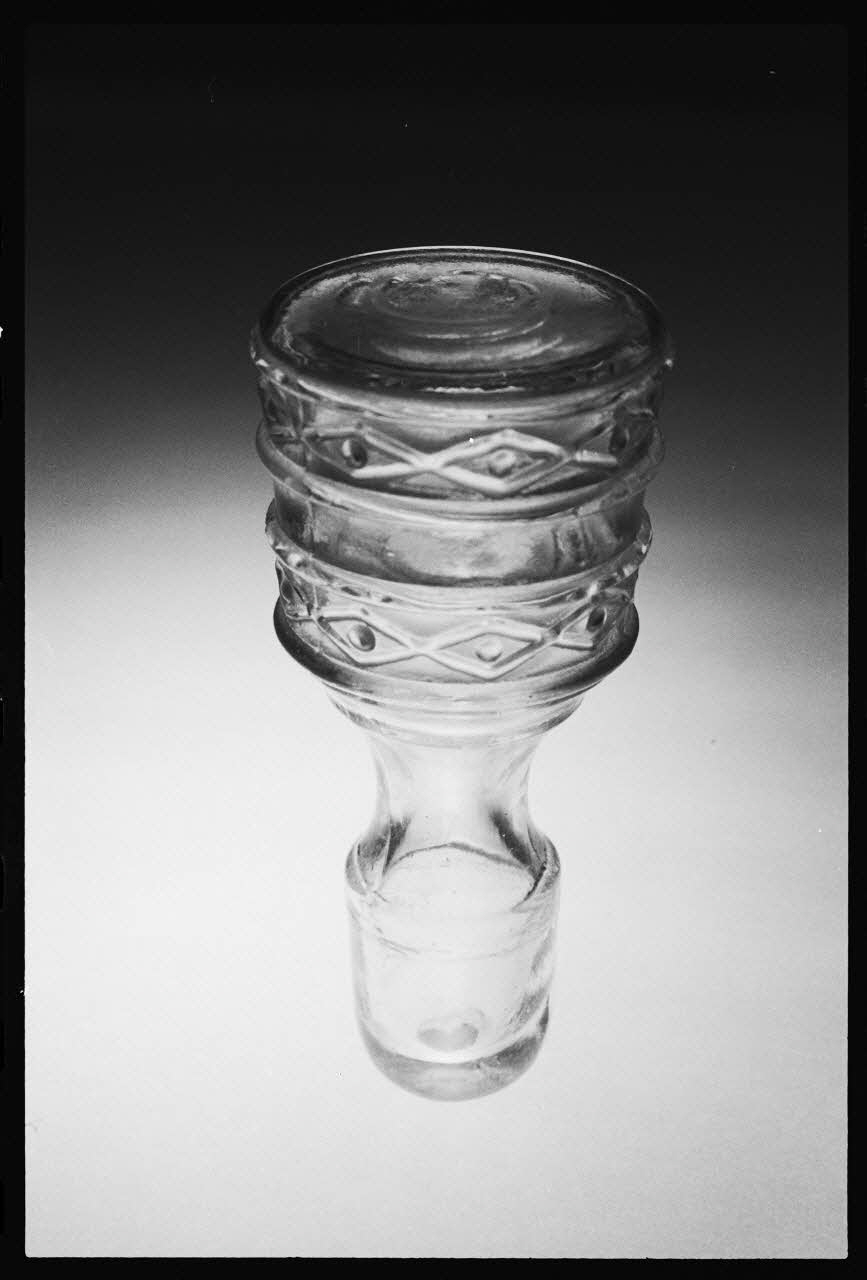 photographie Bouchons de carafes et bouteilles en verre Ph.1983.1.357 Photo
