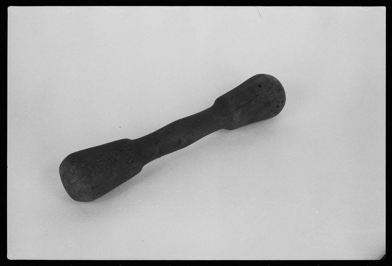 photographie Pilon à deux têtes. Objet de cuisine servant à frapper sur les chaudrons pendant les Charivaris Ph.1983.1.4 Photo