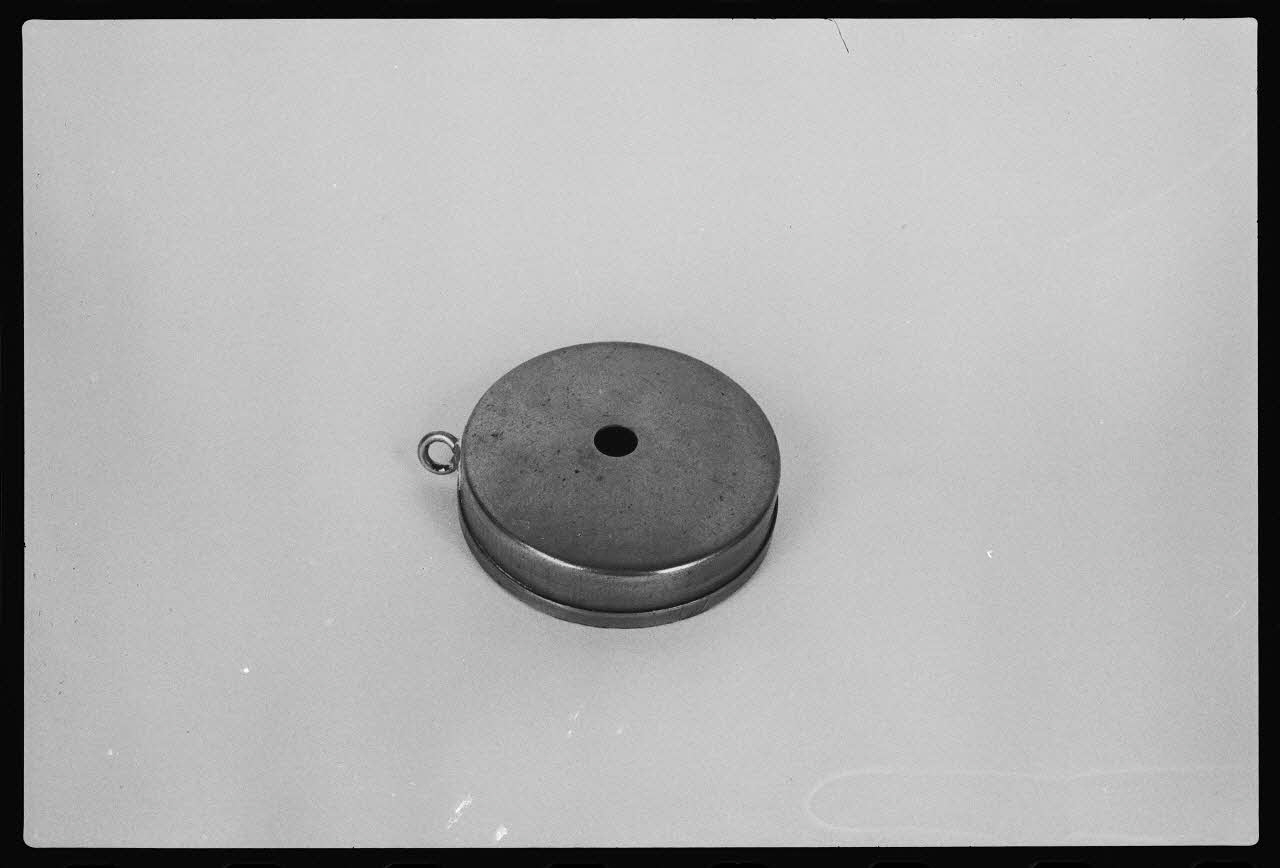 photographie Appeau à merle en métal blanc. 1979 Ph.1983.1.6 Photo