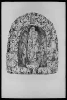 photographie Oratoire en céramique daté du 18è siècle. Chapelle-retable avec Vierge à l'Enfant et décor de rosace. Terre blanche vernissée en jaune, brun, bleu et vert Ph.1983.1.641  Photo