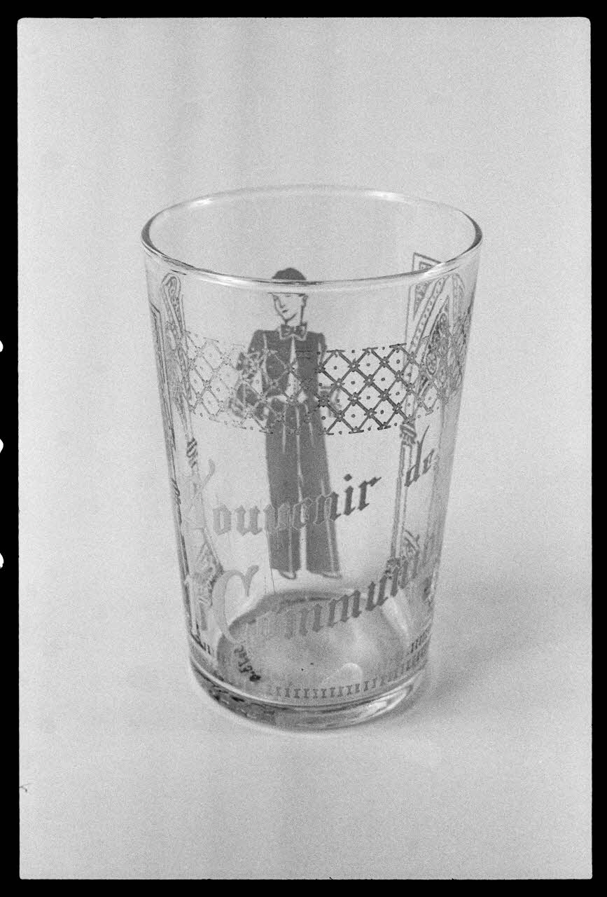 photographie Bibelot-souvenir : verre de première communion Ph.1983.1.689 Photo