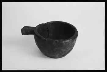 photographie "Tusset de Caou". Pot à présure en bois Ph.1983.1.82  Photo