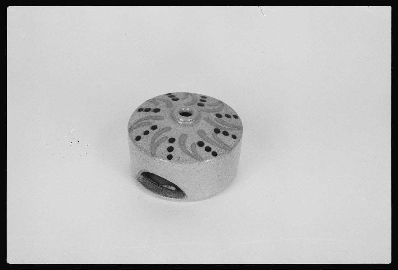 photographie MNATP. Exposition. L'instrument de musique populaire : usages et symboles (28 novembre 1980 - 19 avril 1981) Ph.1983.1.9 Photo