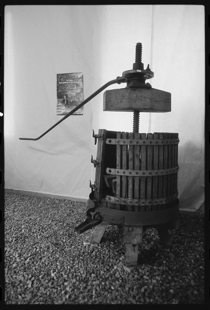 Guy Briolet photographie Exposition. Outillages spécialisés pour la préparation du porc et la fabrication du cidre. Le 12 septembre 1982 Pays de la Loire, France 1935 Ph.1983.22.147 Photo