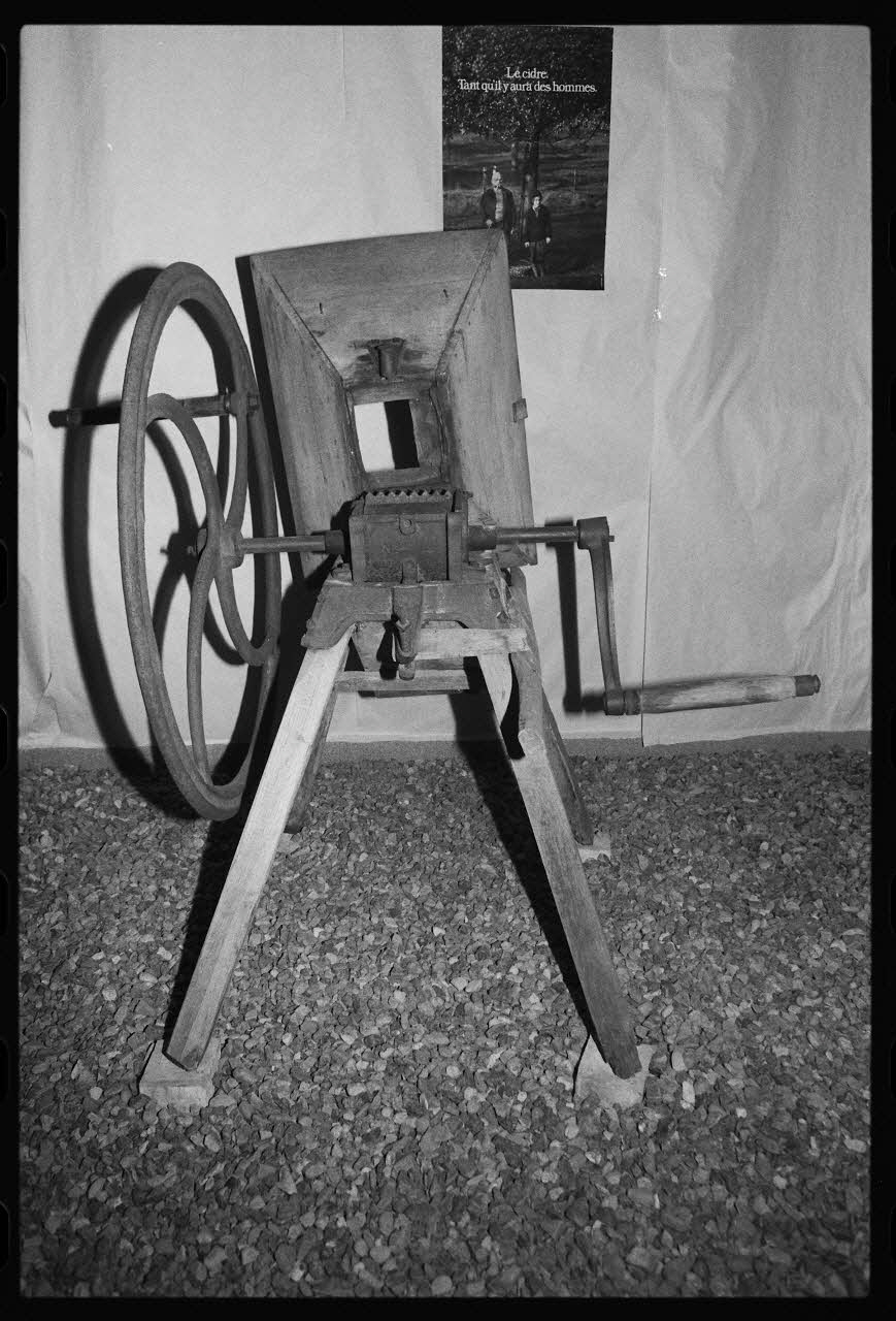 photographie Exposition. Outillages spécialisés pour la préparation du porc et la fabrication du cidre. Le 12 septembre 1982 Ph.1983.22.148 Photo