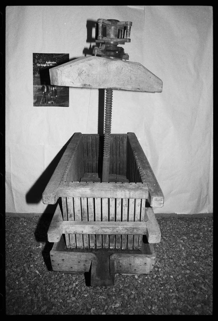 photographie Exposition. Outillages spécialisés pour la préparation du porc et la fabrication du cidre. Le 12 septembre 1982 Ph.1983.22.150 Photo