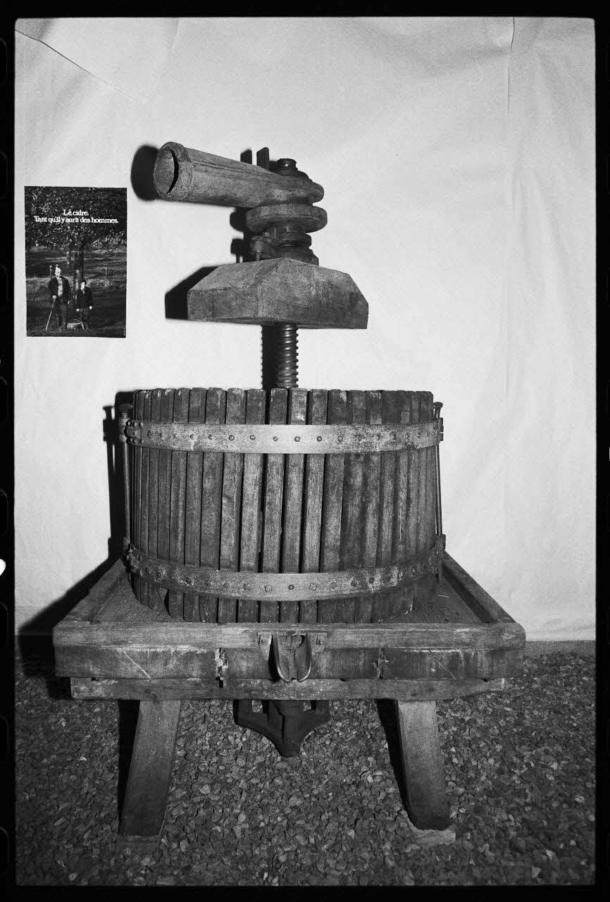 photographie Exposition. Outillages spécialisés pour la préparation du porc et la fabrication du cidre. Le 12 septembre 1982 Ph.1983.22.152 Photo