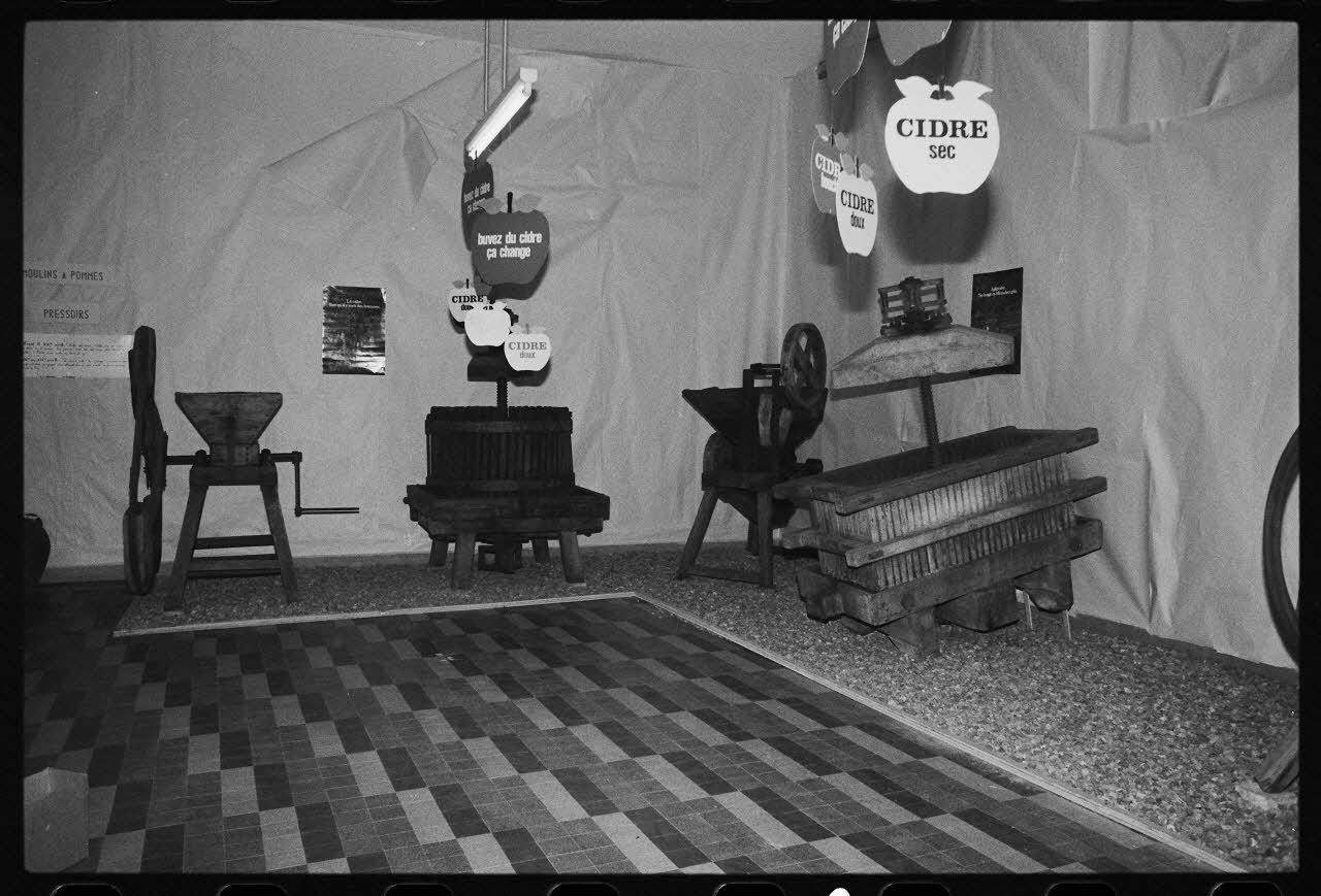 photographie Exposition. Outillages spécialisés pour la préparation du porc et la fabrication du cidre. Le 12 septembre 1982 Ph.1983.22.154 Photo