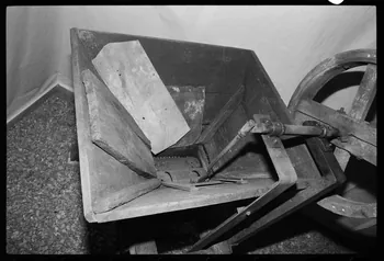 photographie Exposition. Outillages spécialisés pour la préparation du porc et la fabrication du cidre. Le 12 septembre 1982 Ph.1983.22.157  Photo
