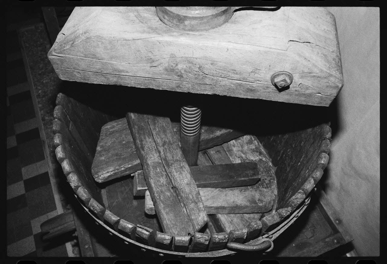 photographie Exposition. Outillages spécialisés pour la préparation du porc et la fabrication du cidre. Le 12 septembre 1982 Ph.1983.22.159 Photo