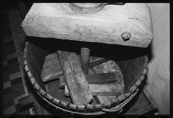 photographie Exposition. Outillages spécialisés pour la préparation du porc et la fabrication du cidre. Le 12 septembre 1982 Ph.1983.22.159  Photo
