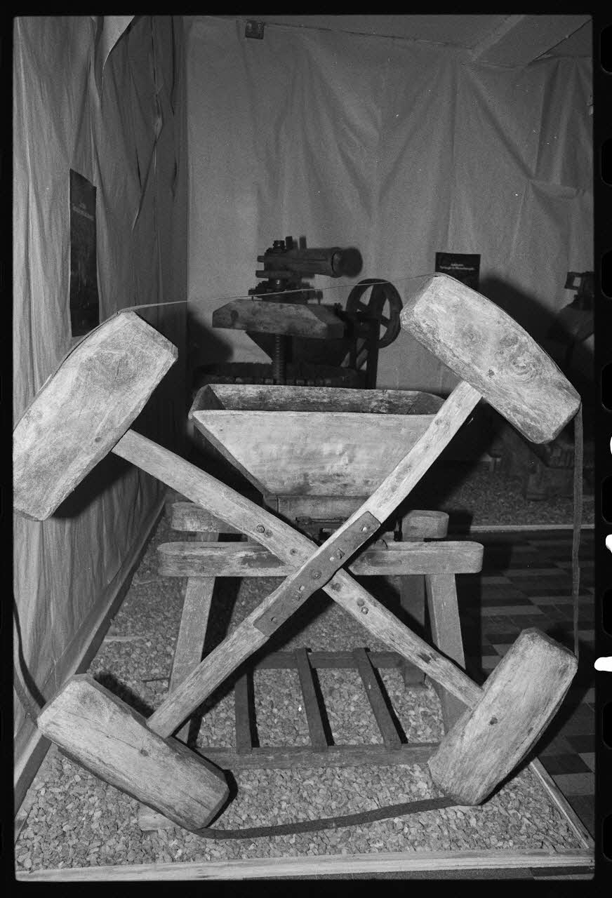 photographie Exposition. Outillages spécialisés pour la préparation du porc et la fabrication du cidre. Le 12 septembre 1982 Ph.1983.22.163 Photo