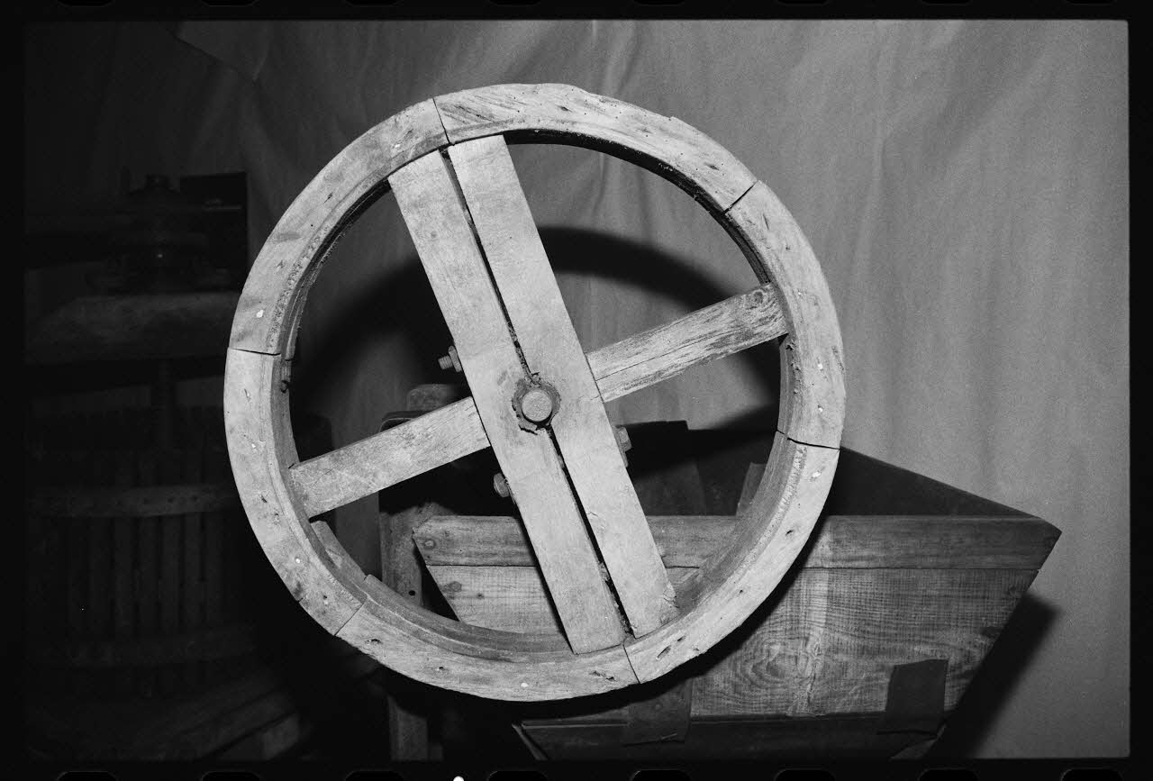 photographie Exposition. Outillages spécialisés pour la préparation du porc et la fabrication du cidre. Le 12 septembre 1982 Ph.1983.22.165 Photo