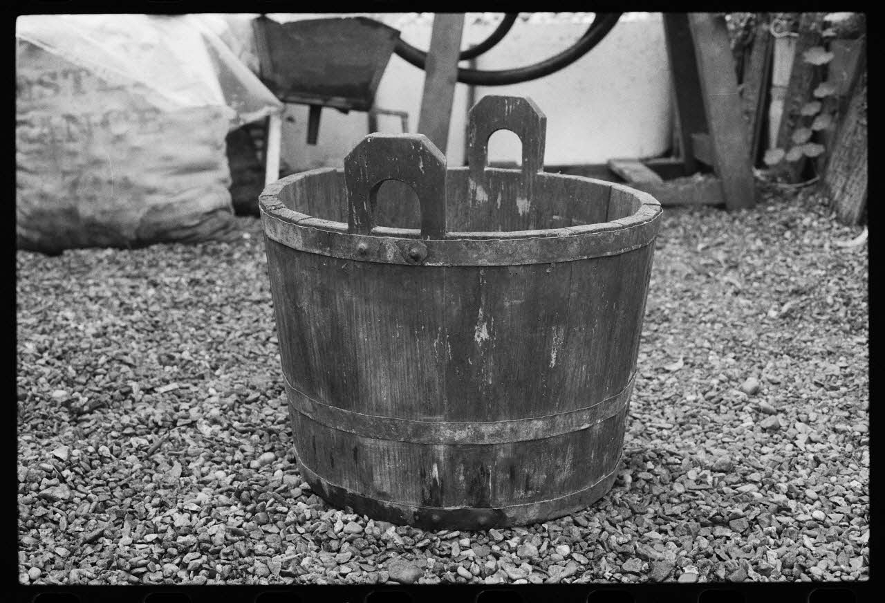 photographie Exposition. Outillages spécialisés pour la préparation du porc et la fabrication du cidre. Le 12 septembre 1982 Ph.1983.22.173 Photo