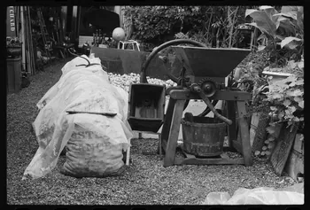 photographie Exposition. Outillages spécialisés pour la préparation du porc et la fabrication du cidre. Le 12 septembre 1982 Ph.1983.22.177  Photo