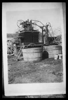 photographie Exposition. Outillages spécialisés pour la préparation du porc et la fabrication du cidre. Le 12 septembre 1982 Ph.1983.22.180  Photo