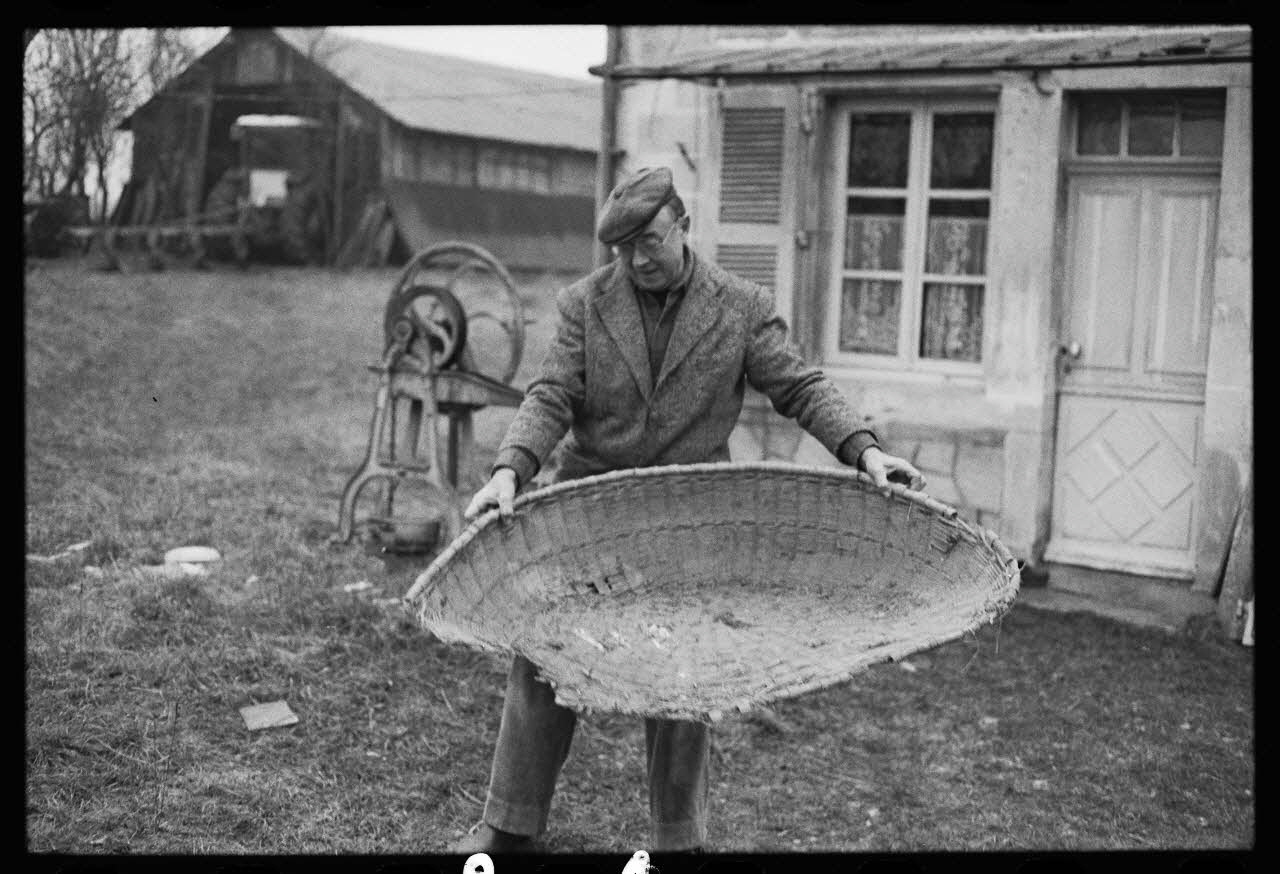 photographie Monsieur Bouteille maniant le van Ph.1983.25.22 Photo