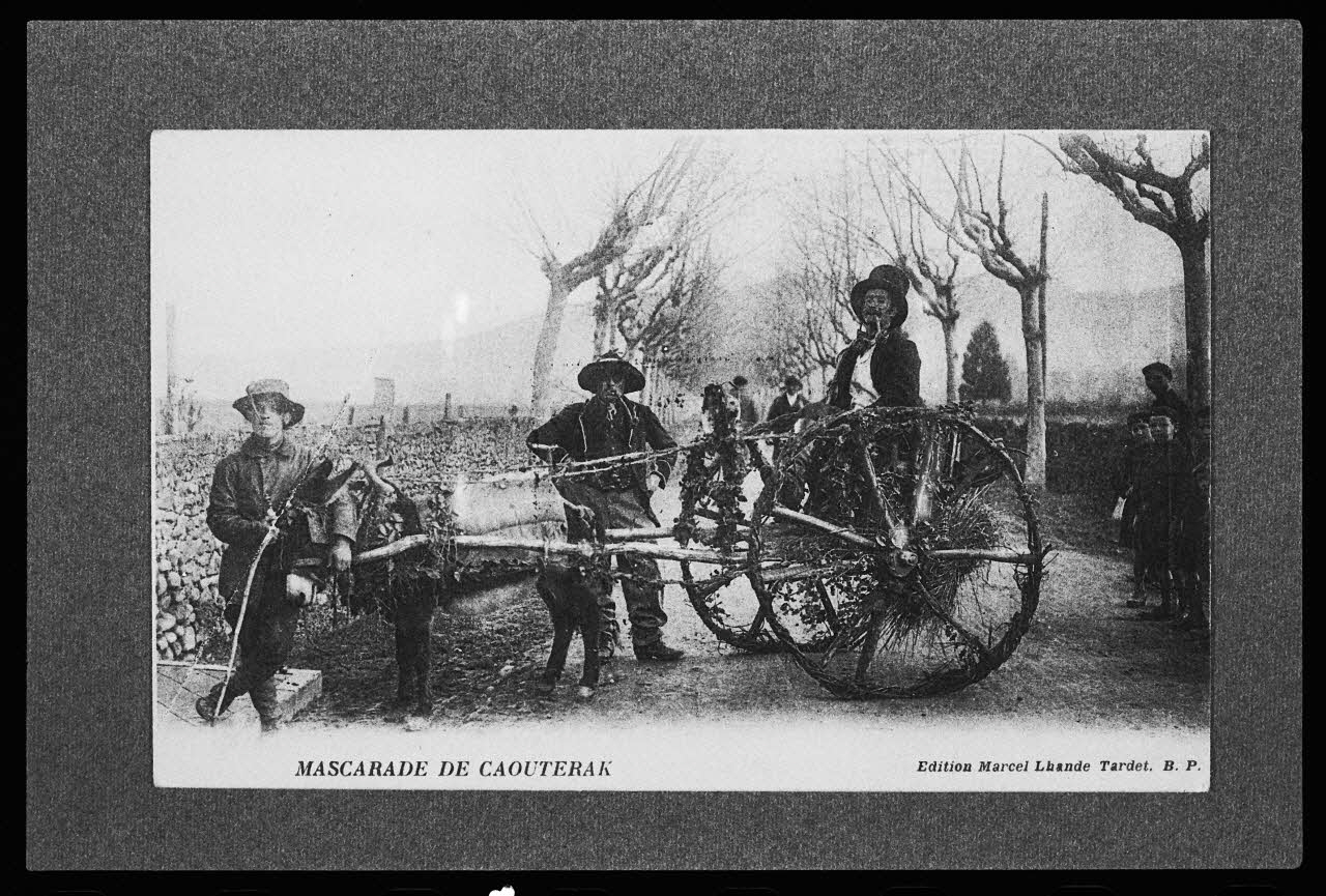 photographie Carte postale. Mascarade de Caouterak. Tziganes chaudronniers Ph.1983.52.1 Photo