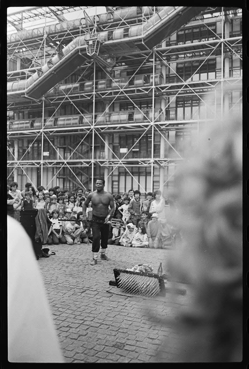 Tran Quang Hai photographie Fête de la musique le 21 juin 1983 près de Beaubourg Ile-de-France, France 1983/6/21 Ph.1983.63.1 Photo
