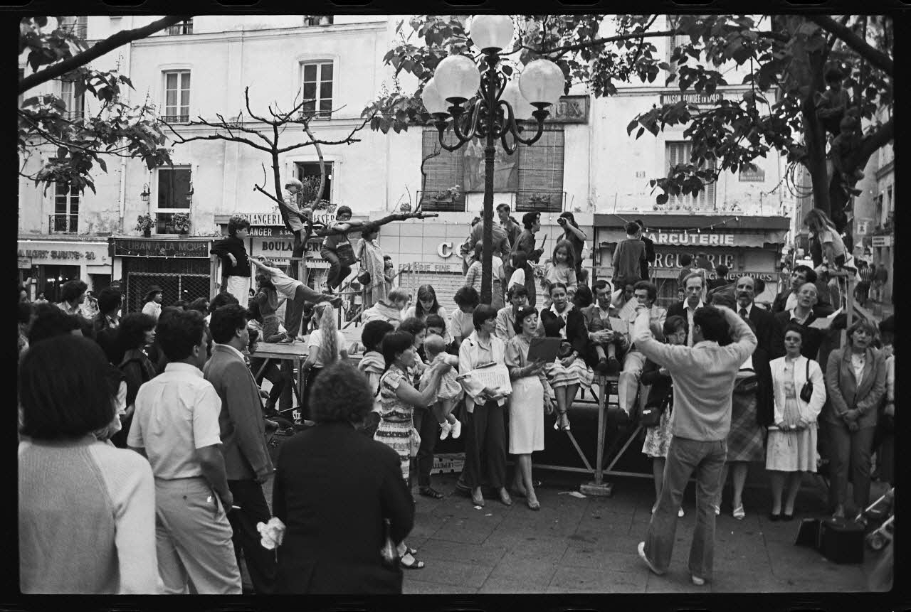 M.-S. Besson photographie Chorale square de la Contrescarpe lors de la fête de la musique le 21 juin 1983 Ile-de-France, France 1983/6/21 Ph.1983.63.10 Photo
