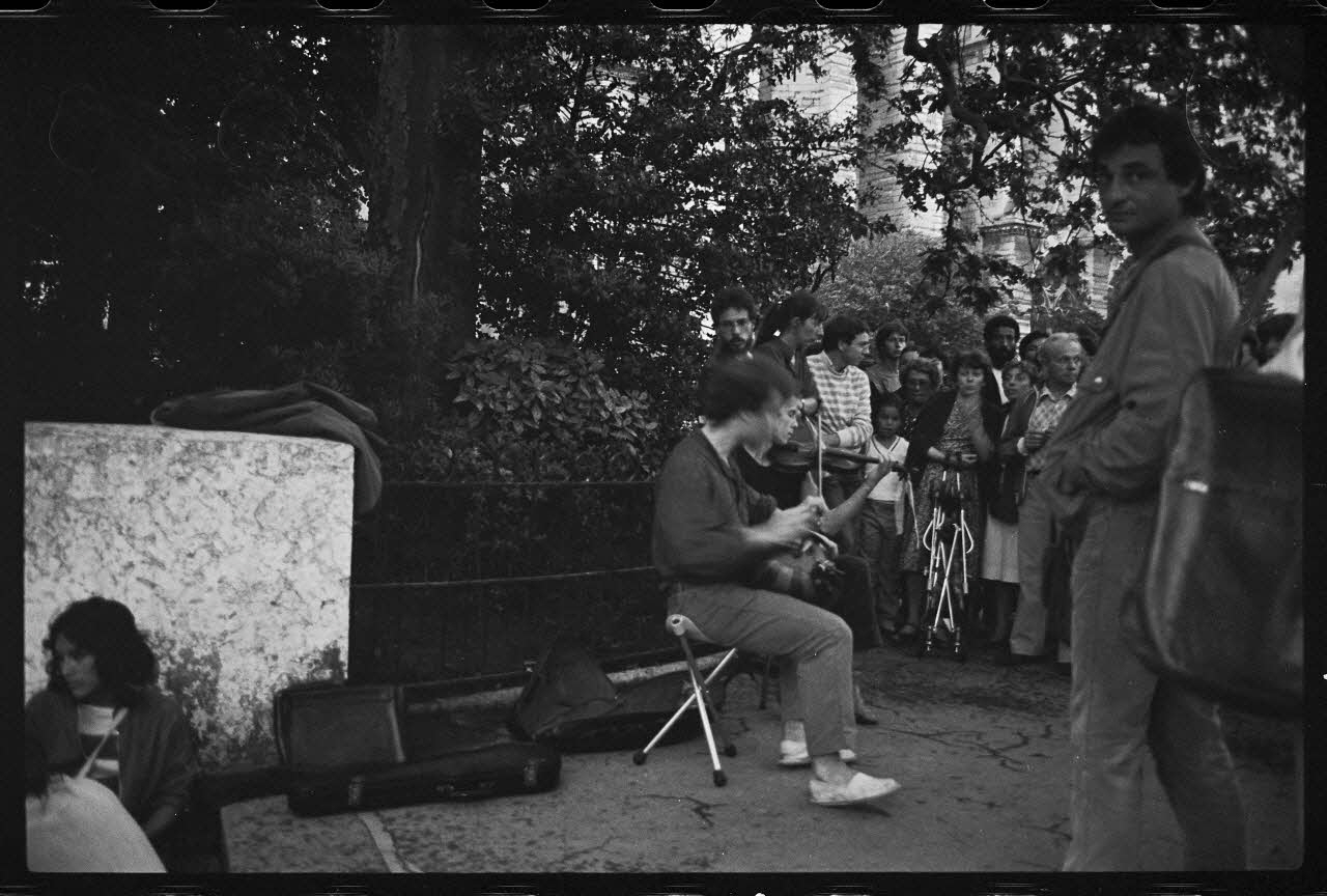 M.-S. Besson photographie Musicien jouant de la vielle à roue lors de la fête de la musique le 21 juin 1983 Ile-de-France, France 1983/6/21 Ph.1983.63.11 Photo