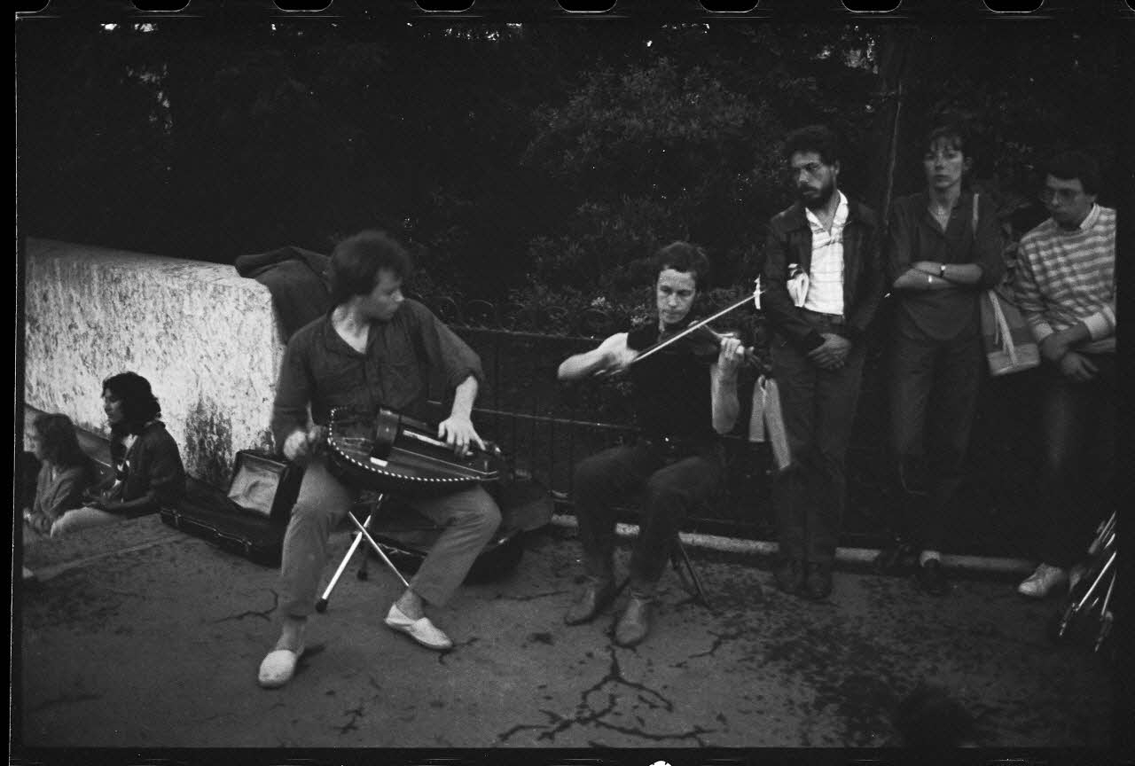 M.-S. Besson photographie Musicien jouant du violon lors de la fête de la musique le 21 juin 1983 Ile-de-France, France 1983/6/21 Ph.1983.63.12 Photo