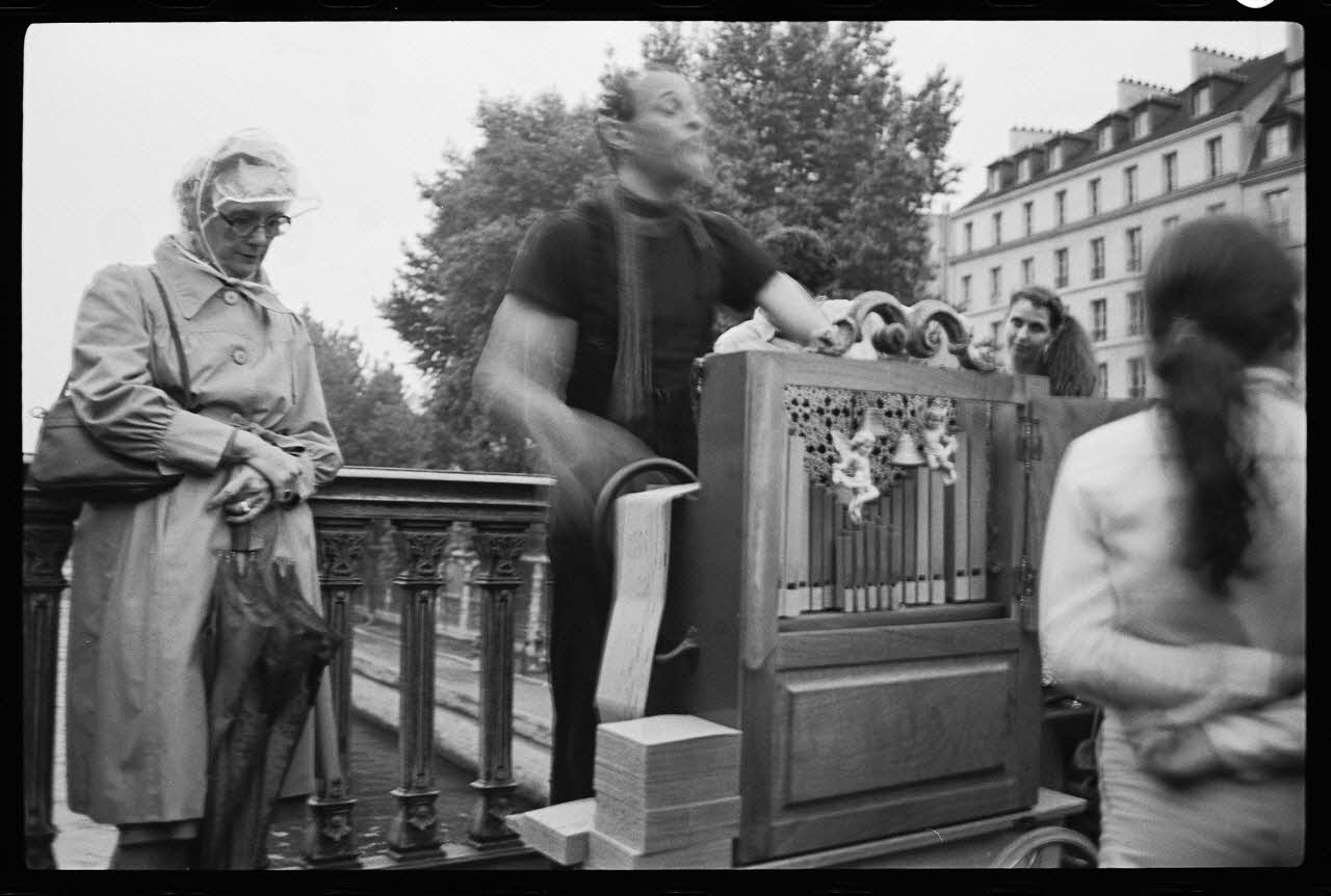 M.-S. Besson photographie Groupe "Les magiciens du trottoir" lors de la fête de la musique le 21 juin 1983 Ile-de-France, France 1983/6/21 Ph.1983.63.13 Photo